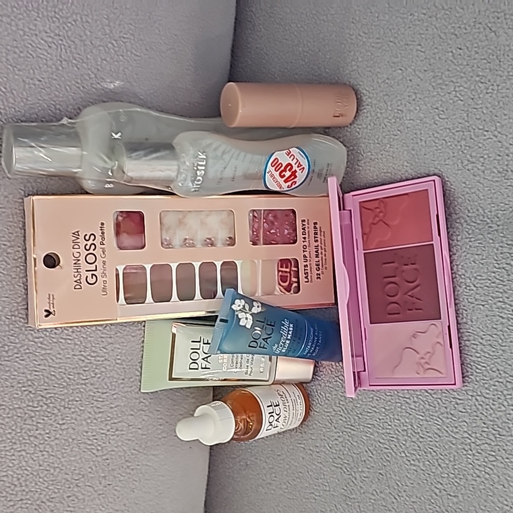 Dashing diva gloss, ultrashine geI pallet. And a whole dollface set biosilks